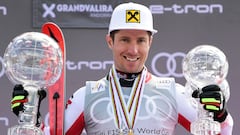 El esquiador austriaco Marcel Hirscher posa con los Globos de Cristal conquistados en la Copa del Mundo de Esquí Alpino.