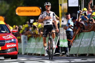 Uno de los grandes descubrimientos de la temporada 2020, si no el mayor, fue el de Marc Hirschi. El suizo, que ya dejó muestras de su talento en el pasado con el título mundial de fondo Sub-23 en 2018, tuvo una irrupción sensacional en el Tour de Francia. Ganó la 12ª etapa (además de un segundo y otro tercer puesto) y se codeó con los hombres de la general en más de una jornada, dando muestras de sus condiciones todoterreno para rodar en el llano, descender con clase y su especialidad, las arrancadas explosivas en subida. No se conformó con sus actuaciones en el Tour y acabó conquistando una de las clásicas más prestigiosas del calendario, la Flecha Valona. Fue bronce en los Mundiales de Imola y segundo en Lieja, donde sólo la horrible maniobra de Alaphilippe le arrebató el triunfo.