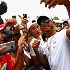 Hamilton: "Que Vettel renovase me ha facilitado mucho la vida"