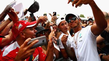 Lewis Hamilton haciéndose selfies con los tifosi italianos en Monza.