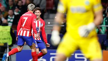 Griezmann celebra con Riquelme su gol al Celtic.