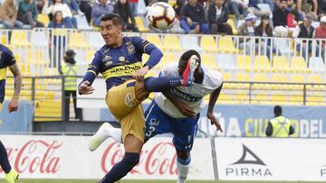 Futbol, Everton vs Universidad Catolica. Septima fecha, campeonato Nacional 2019 El jugador de Everton Juan Cuevas, izquierda, disputa el balon con Duvier Riascos de Universidad Catolica durante el partido de primera division en el Estadio Sausalito de Vina del Mar, Chile. 07/04/2019 Raul Zamora/ Photosport Football, Everton vs Universidad Catolica. 7th date, National Championship 2019 Everton's player, Juan Cuevas, left, battles for the ball against Duvier Riascos of Universidad Catolica during the first division football match held at the Sausalito stadium in Vina del Mar , Chile. 07/04/2019 Raul Zamora/ Photosport