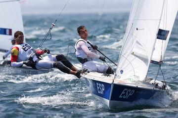 Xammar y Nico Rodríguez ganan su regata. Pese al discreto décimo puesto inicial, la pareja española ha ganado la segunda regata de la clase 470 y marchan terceros en la general con 11 puntos.