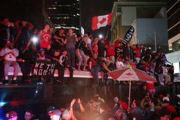 Los seguidores de Toronto Raptors salieron a las calles de la capital de la provincia de Ontario para celebrar por todo lo alto la consecución del anillo de la NBA tras derrotar en las finales a Golden State Warriors. 