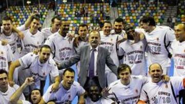 <b>FIESTA. </b>Los jugadores del Ciudad Real celebran la Liga en el Quijote Arena con el entrenador, Dujsebaev, y el presidente, Díaz de Mera.