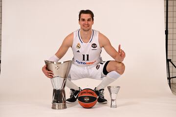 Hezonja, posando con el trofeo de la Euroliga.