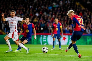 2-0. Pase atrás de Gerard Martín, el balón le llega al centrocampista internacional azulgrana, se zafa de Brenedan Chardonnet con un amago y dispara raso para superar a Marko Bizot.