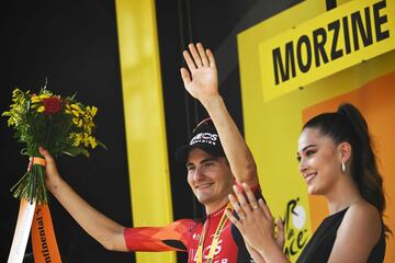 El ciclista de Almuñécar celebra en el podio su victoria de etapa. Su victoria le sirve para auparse al tercer puesto de la clasificación general, superando por un segundo al australiano Jay Hindley.