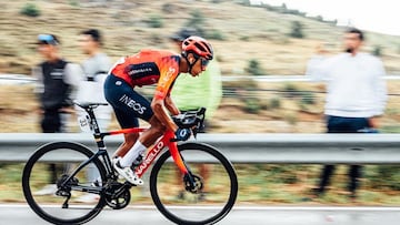 Egan Bernal durante una carrera con Ineos Grenadiers.