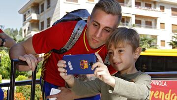 Gerard Deulofeu atiende a un joven seguidor del Barcelona que le pidió hacerse una foto con él.