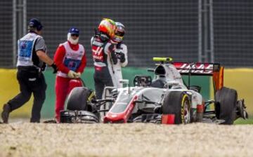 Fernando Alonso y Esteban Gutierrez tras chocar durante el GP de Australia.