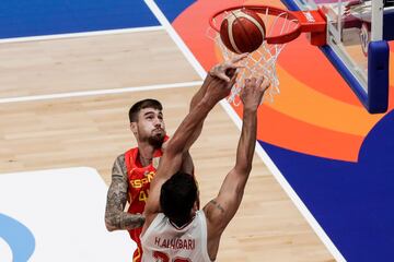 Juancho Hernángomez lucha por el rebote con Hasan Aliakbari.