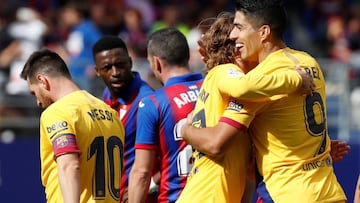 GRAF3347. EIBAR, 19/10/2019. Los jugadores Lionel Messi (i) y Antoine Griezmann (c) del FC Barcelona celebran el gol de Luis Su&aacute;rez (d), durante el partido ante el SD Eibar, correspondiente a la novena jornada de LaLiga Santander, que se disputa en