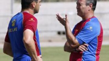 <b>DÍA DE CHARLAS. </b>JIM conversó con los capitanes.