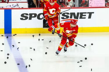 Calgary Flames y San José Sharks midieron sus fuerzas en el encuentro de la NHL que tuvo lugar en el Scotiabank Saddledome de Calgary, Alberta, con triunfo para los locales (3-2). En la imagen, el centro sueco de los Flames, Mikael Backlund, sale a la pista durante la sesión de calentamiento previa al partido rodeado de una infinidad de discos.