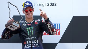 Fabio Quartararo celebrando la victoria en el podio de Sachsenring.