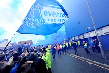 Es un club fundado en el a?o 1878 con sede en Liverpool. Son conocidos como The Toffees y el origen de su apodo es una historia bastante interesante. El tofi o tofe, del ingl¨¦s toffee, es un dulce que se hace con caramelo en alm¨ªbar y mantequilla. En los d¨ªas de partido del Everton, hab¨ªa dos tiendas que vend¨ªan estos caramelos llamadas Ye Ancient Everton Toffee House y el Mother Nobletts Toffee Shop. Los dos comercios rivalizaban por el mayor n¨²mero de estos dulces. Finalmente gan¨® la primera, y la propietaria Old Ma Bushel logr¨® el permiso del equipo para repartir estos postres dentro del estadio con un envoltorio de color azul y blanco en homenaje al uniforme del equipo. Aun as¨ª, en el escudo del Everton no aparece ning¨²n dulce, sino que hay una torre conocida como Prince Rupert¡¯s Tower. Aqu¨ª se encerraban a los borrachos y criminales antes de ser llevados a juicio. La relaci¨®n con el Everton fue en el a?o 1938, cuando el secretario del club, Theo Kelly la incluy¨® en el dise?o del escudo del club. Esta estructura fue abandonada y cay¨® en mal estado, pero se salv¨® gracias a una donaci¨®n de del equipo que pag¨® la restauraci¨®n de la torre en el a?o 1997.
