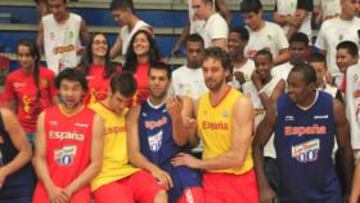 <b>GRAN AMBIENTE. </b>Sergio Rodríguez, Llull, Claver, Reyes, Pau Gasol, Ibaka y Calderón bromean durante una sesión de fotos posterior al entrenamiento de la Selección.