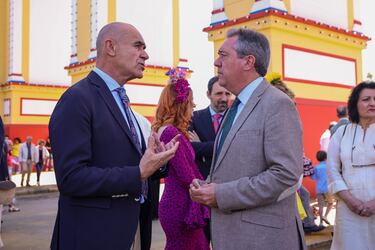 El alcalde de Sevilla, Antonio Muñoz, conversa con el secretario general del PSOE de Andalucía y Portavoz del Grupo Parlamentario Socialista, Juan Espadas.