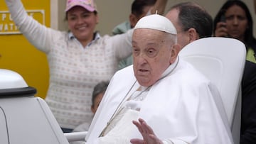 El Papa Francisco durante la impartición de la bendición 'Urbi et Orbi' y desea "buena Pascua" desde el balcón de la basílica de San Pedro, a 20 de abril de 2024, en Roma (Italia).
21 ABRIL 2025
Stefano Spaziani / Europa Press
21/04/2025