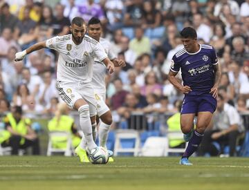 El jugador del Real Madrid, Benzema, con el balón. 