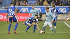 Mathias Jensen intenta regatear a Ximo Navarro, defensa del Alav&eacute;s, durante el partido disputado en Mendizorroza.