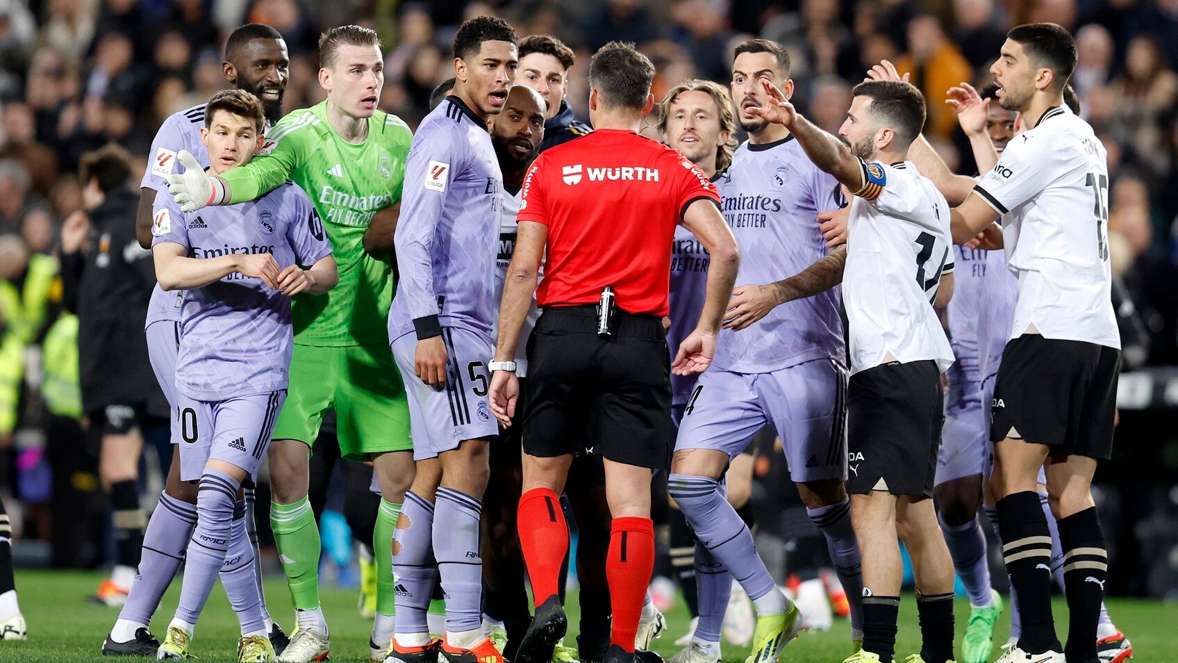 القضاء الإسباني يفتح تحقيقاً ضد قناة ريال مدريد بسبب مقاطع فيديو ضد الحكام بعد شكوى من رابطة الدوري ونادي إشبيلية