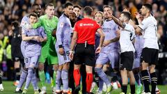 Los jugadores del Real Madrid protestan al árbitro del encuentro, Gil Manzano, tras la decisión de anular el gol a Jude Bellingham.