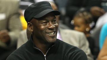 Michael Jordan, viendo un partido de la NBA