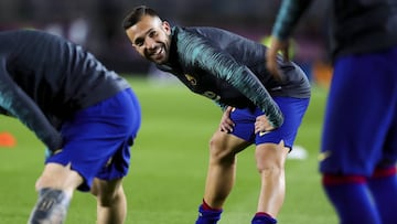 Jordi Alba en el calentamiento antes del partido ante el Slavia.