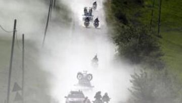 <b>POLVAREDA. </b>El polvo del camino fue el peor enemigo. Hubo pinchazos, como el de Tankink y la caída más grave (Slagter) fue en asfalto.