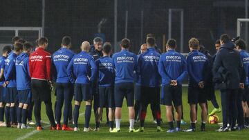 Imanol Alguacil con sus jugadores en Zubieta.