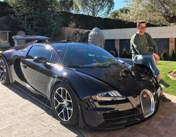 El segundo de los Bugatti que forma parte de la colecci¨®n de Cristiano Ronaldo se remonta un a?o antes al anterior, y es que CR7 se lo compr¨® como un regalo despu¨¦s de vencer al Eurocopa de 2016, todo un hito en la historia de su pa¨ªs al vencer a Francia en la final. Este veh¨ªculo le cost¨® al luso una cifra cercana a los dos millones de euros.