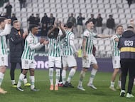 Los jugadores del Córdoba celebran su última victoria como locales ante el Valladolid