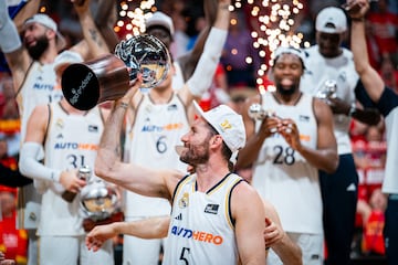 El Real Madrid, campe¨®n de la liga Endesa. En la imagen, Rudy Fern¨¢ndez con el trofeo de la liga Endesa.