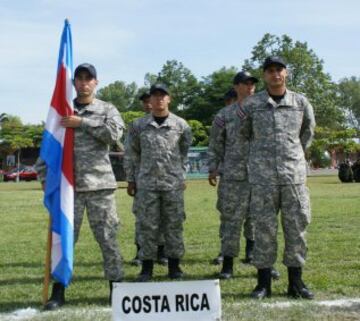 Costa Rica abolió su Ejército en 1948 y es uno de los 25 países en el mundo que no dispone de Fuerzas Armadas. El Ministerio de Seguridad Pública, un organismo policial, es el encargado de salvaguardar la seguridad de los ciudadanos: 14,000 policías están al servicios de las Fuerzas Públicas. El Servicio de Guardacostas ejerce las funciones de Marina y cuida las aguas territoriales del país. De acuerdo con el Índice de Paz Global de este año, Costa Rica es la nación más pacífica de Centroamérica y la tercera de Latinoamérica.