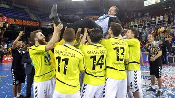 Los jugadores del Movistar Inter mantean su técnico, Jesús Velasco.