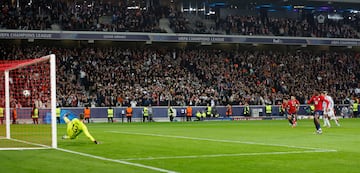 1-0. El delantero del Lille lanza a la izquierda de Andriy Lunin engañando al portero del Real Madrid.