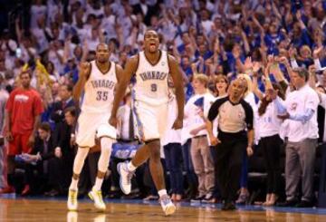 Serge Ibaka de Oklahoma City Thunder celebra junto a Kevin Durant la victoria ante Houston Rockets.