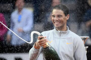 El español comenzó arrasando a Zverev, después sufrió mucho y tras dos parones de casi una hora por la lluvia remontó para levantar el 78º trofeo de su carrera.