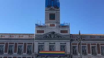 La Casa de Correos de la Puerta del Sol de Madrid, actual sede del Ayuntamiento, adornada con la bandera del orgullo gay por la celebración del World Pride 2017