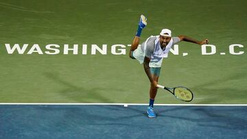 El tenista australiano Nick Kyrgios saca durante su partido ante Tommy Paul en el Citi Open de Washington.