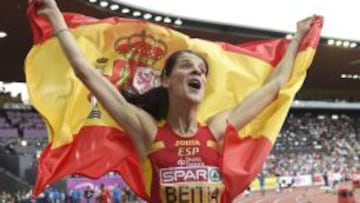 REVALIDÓ EL ORO EN EUROPA. Ruth Beitia con la bandera de España, tras saltar 2,01 en Zúrich y proclamarse campeona de Europa.