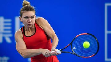 Simona Halep devuelve una bola ante Ying-Ying Duan en el WTA Shenzhen Open.