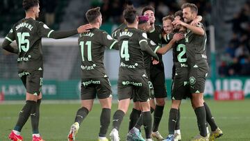 ELCHE (ALICANTE), 06/01/2024.- El defensa del Girona Daley Blind celebra un gol con sus compañeros ante el Elche durante el encuentro Elche-Girona de dieciseisavos de Copa del Rey de fútbol celebrado este sábado en el estadio Martínez Valero de la ciudad ilicitana. EFE/ Manuel Lorenzo
