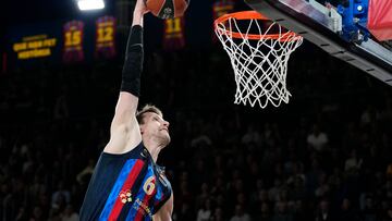 BARCELONA, 02/03/2023.- El pívot checo del FC Barcelona, Jan Vesely, realiza un mate durante el encuentro de Euroliga entre el FC Barcelona y el Zalgiris Kaunas, este jueves en el Palau Blaugrana, en Barcelona. EFE/ Alejandro García