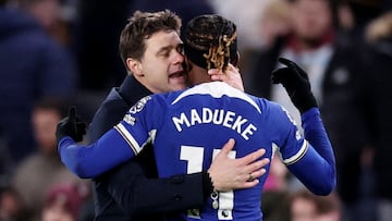 Mauricio Pochettino, entrenador del Chelsea, celebra a Noni Madueke por su gol anotado ante el Crystal Palace.