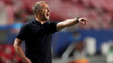 Flick, entrenador del Bayern, dando indicaciones a los suyos durante el partido de cuartos ante el Barça).