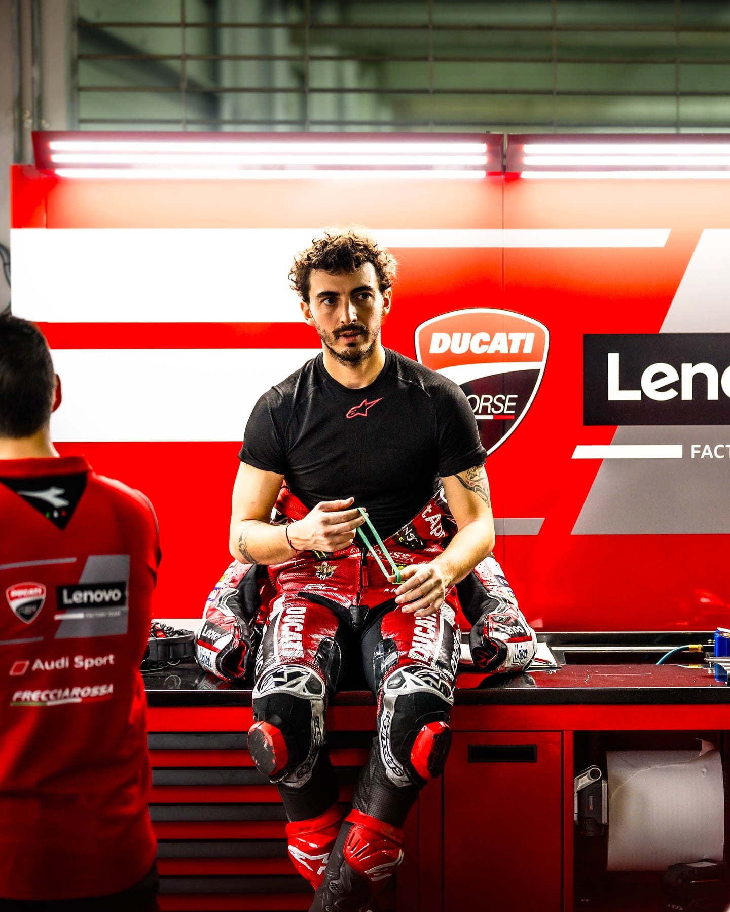 Pecco Bagnaia en el box de Ducati de MotoGP.