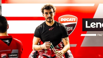Pecco Bagnaia en el box de Ducati de MotoGP.